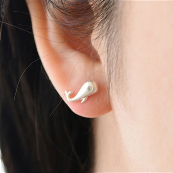 Adorable small whale earrings - Picture 2 of 5
